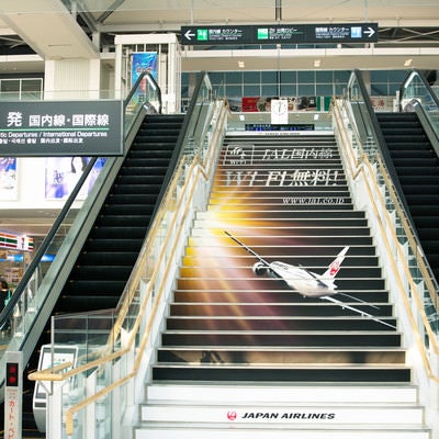 搭乗手続きは2Fです。北九州空港玄関正面の階段の写真