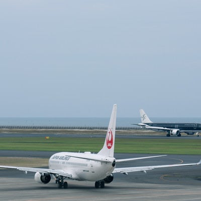 離陸開始ポイントの飛行機と着陸機（山口宇部空港）の写真