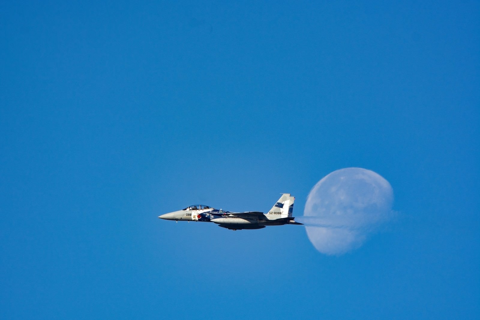 「月を横切る飛行教導群のF-15」の写真