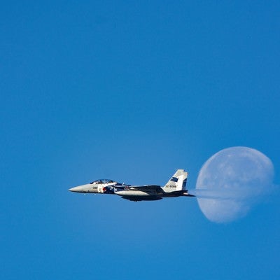 月を横切る飛行教導群のF-15の写真