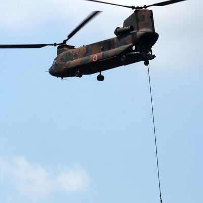 周囲を警戒しながら、CH-47に吊り下げられ撤収する隊員。の写真