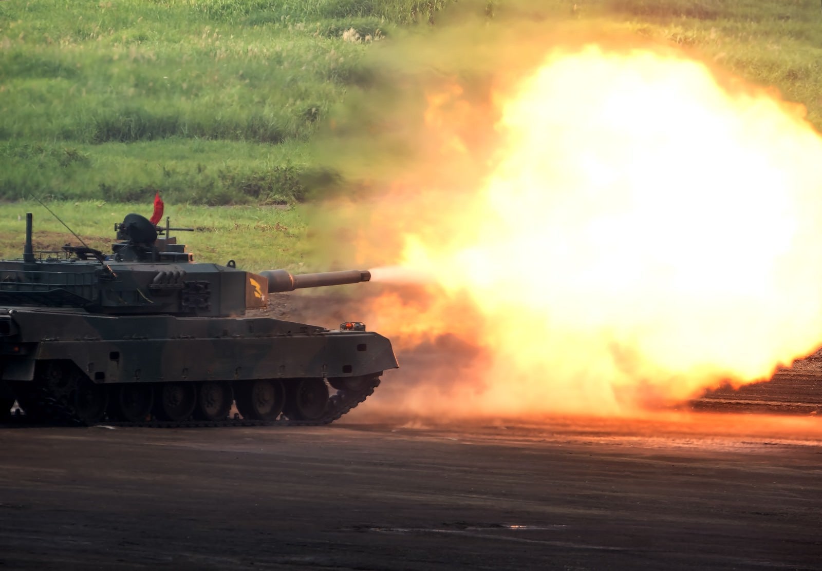 「90式戦車の発射炎」の写真