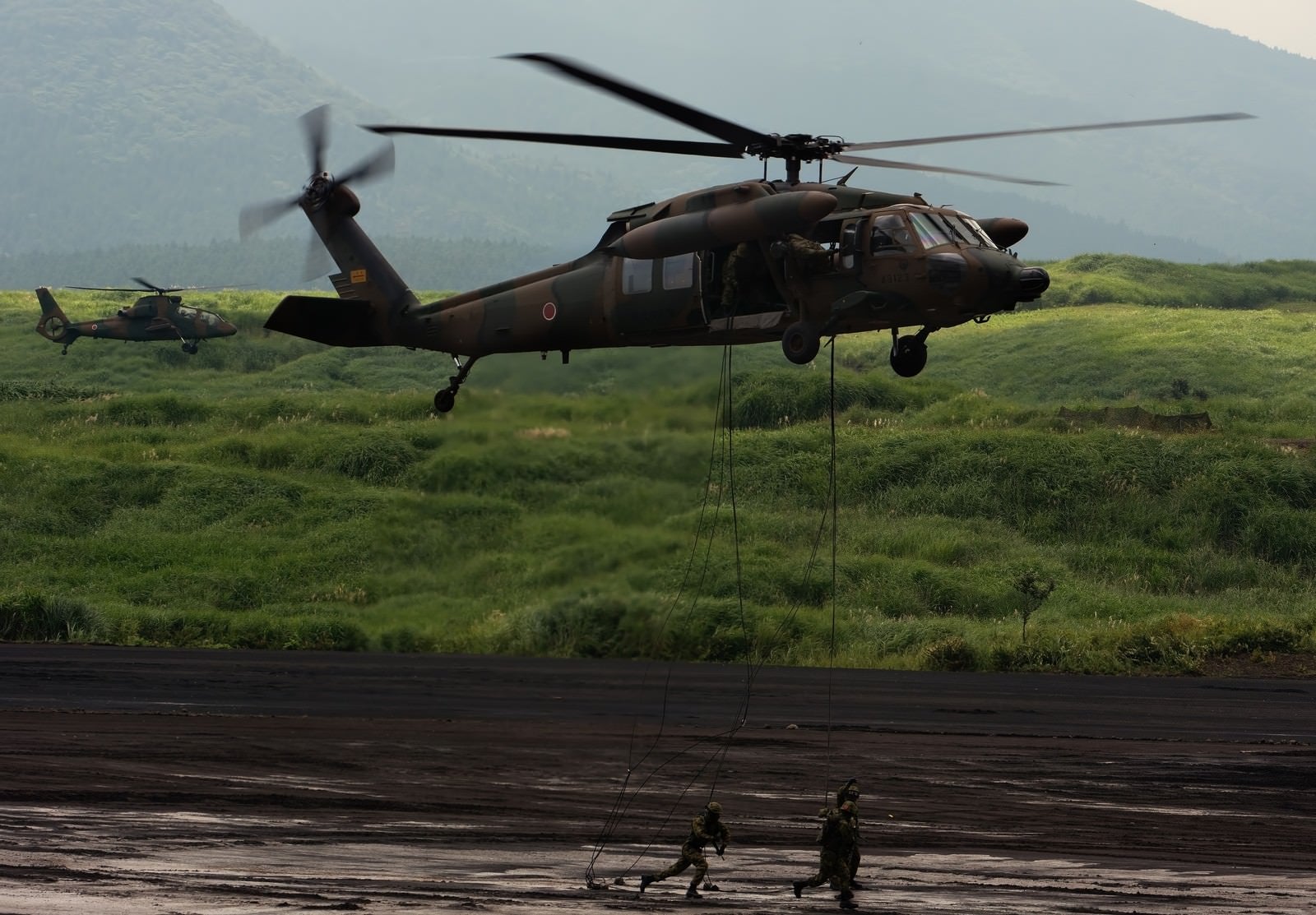 「UH-60から降下する隊員」の写真