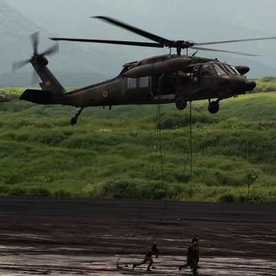 UH-60から降下する隊員の写真