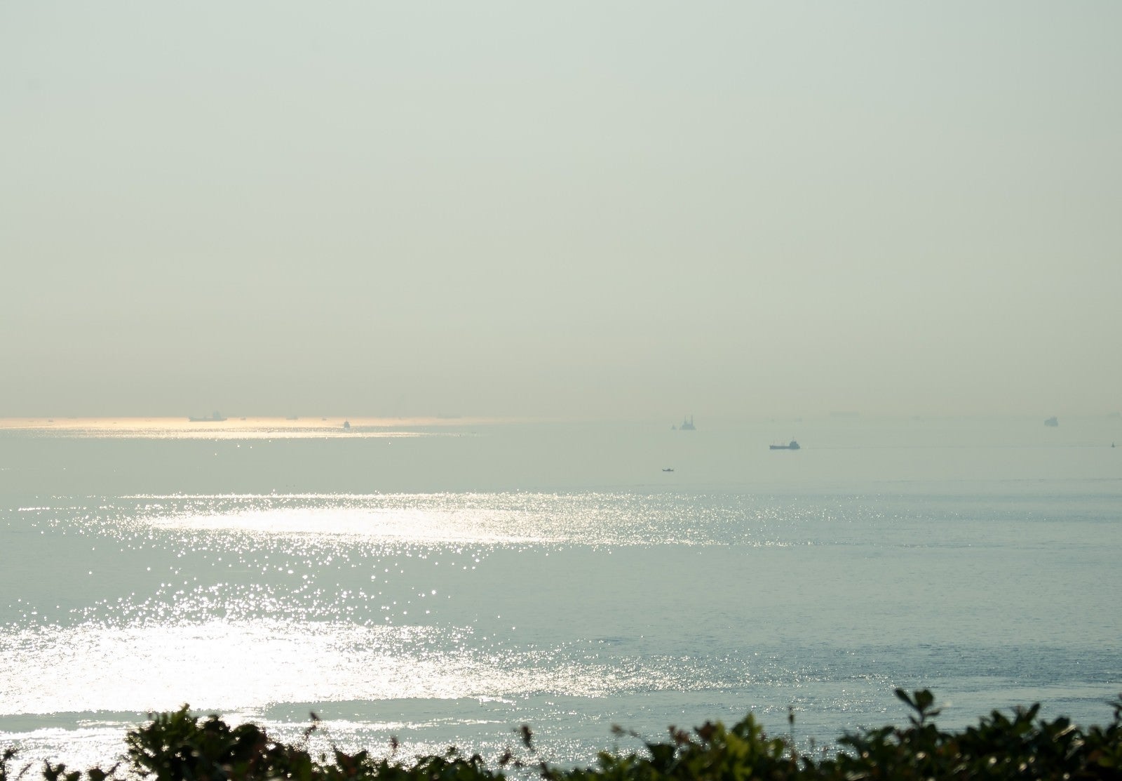 「朝もやの明石海峡を進む船舶」の写真