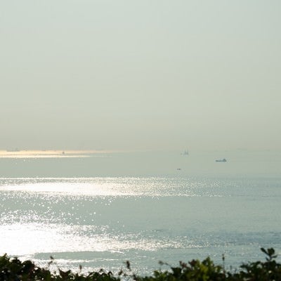 朝もやの明石海峡を進む船舶の写真