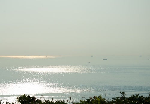朝もやの明石海峡を進む船舶の写真