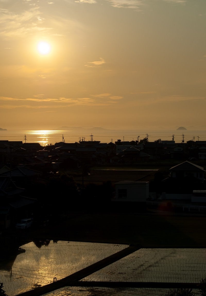 「四国豊浜SA展望台から夕暮れの燧灘を望む」の写真