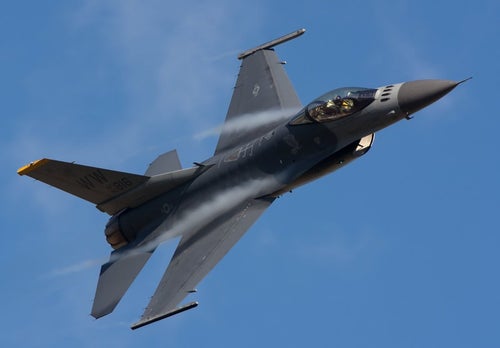 米軍F-16戦闘機の写真
