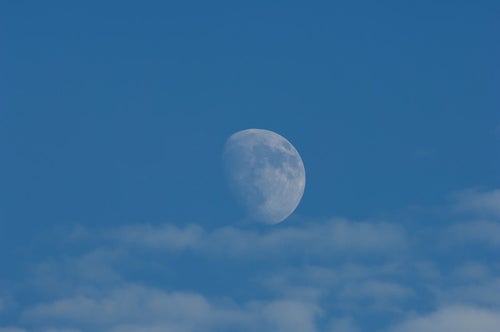 空に浮かぶ十日夜の月の写真