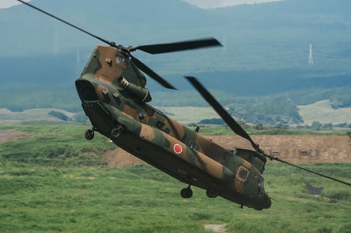 任務を終え、急いで離脱する大型輸送ヘリコプター（CH-47）の写真