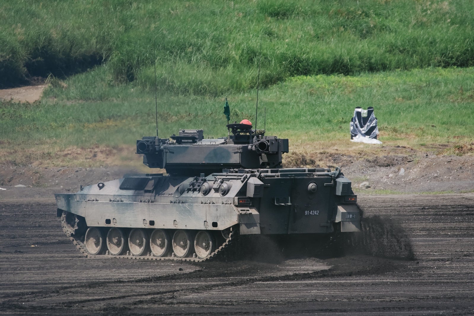 「泥を蹴散らし進む89式装甲戦闘車」の写真