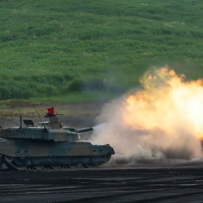撃て！！　（10式戦車）の写真