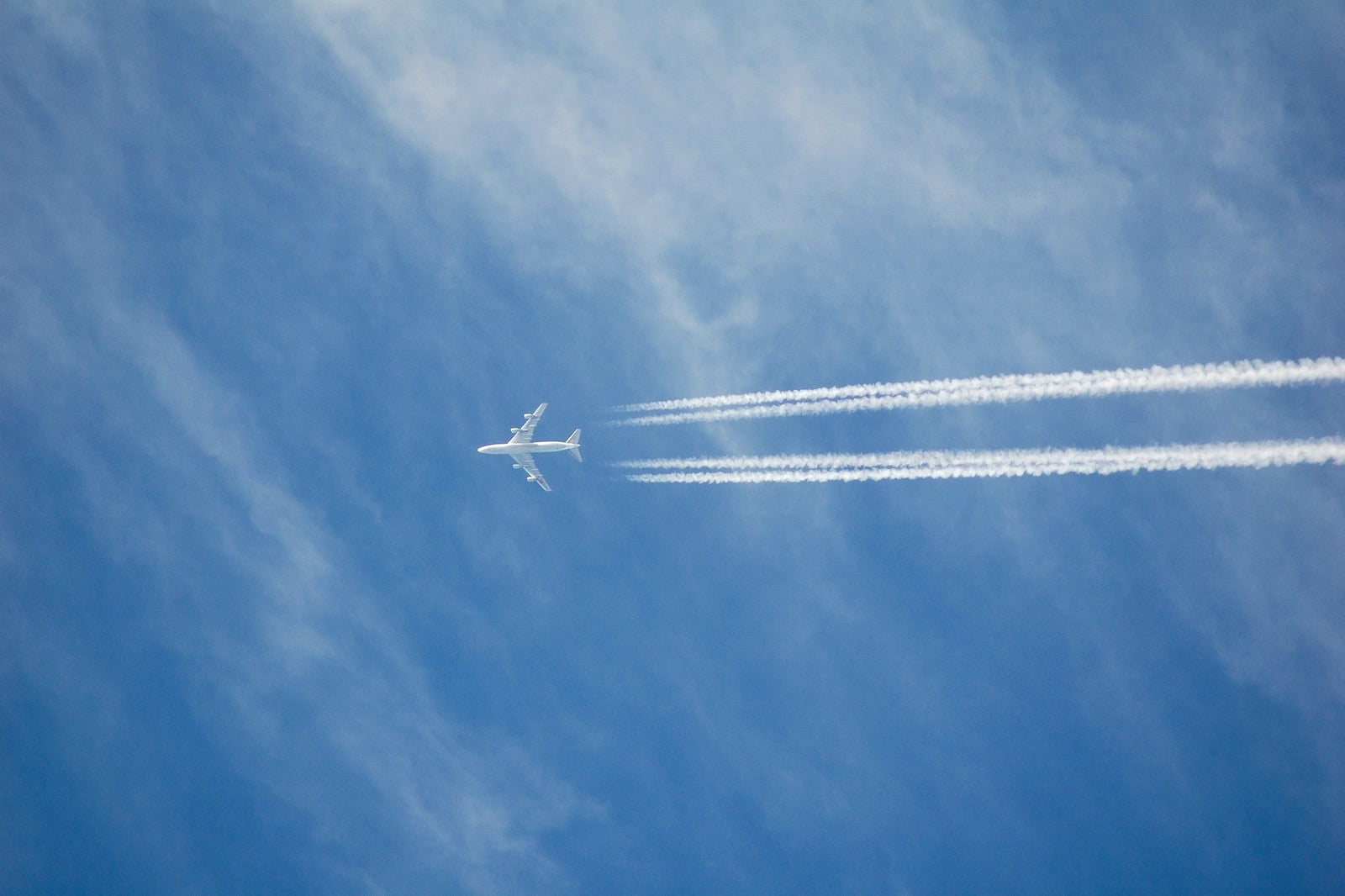 「高空を進む（飛行機雲）」の写真