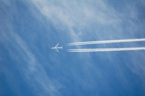 高空を進む（飛行機雲）の写真