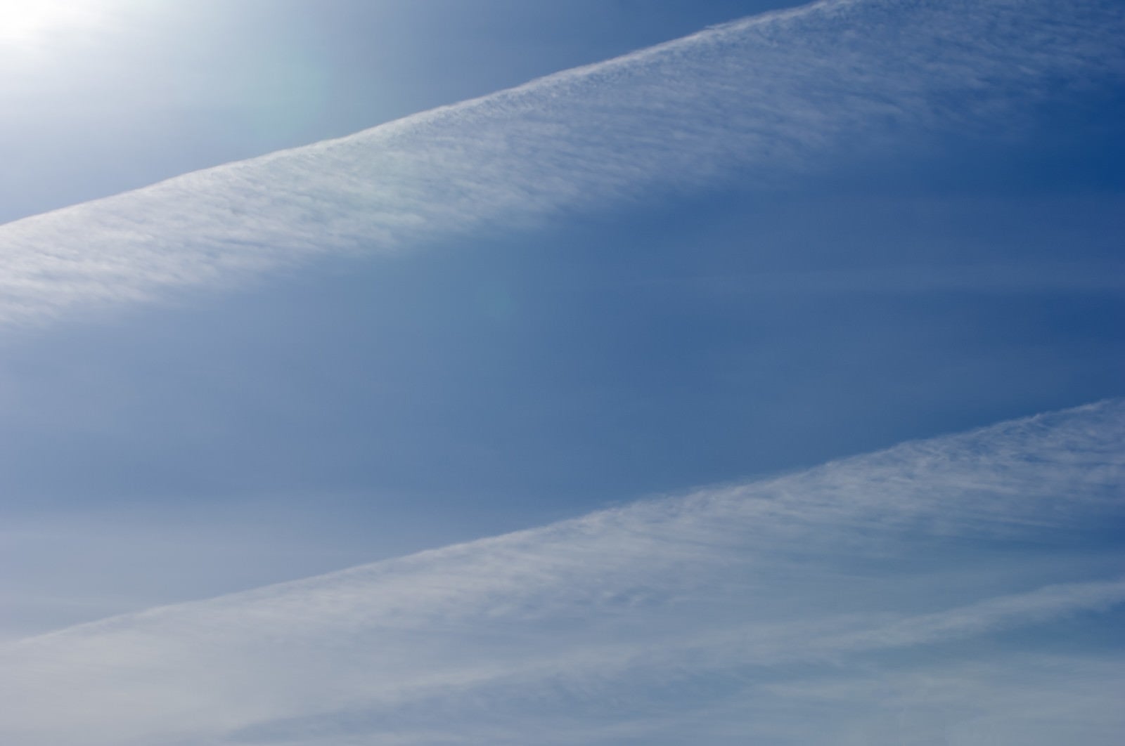 「飛行機雲が薄っすらと消えてゆく」の写真