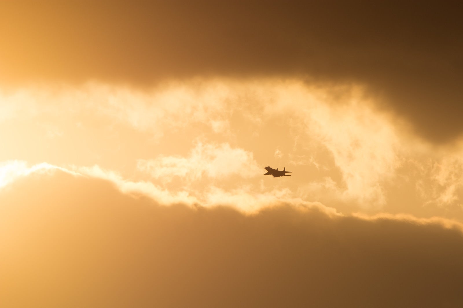 「雲分かち現れる鋼鉄の鷲（F-15）」の写真