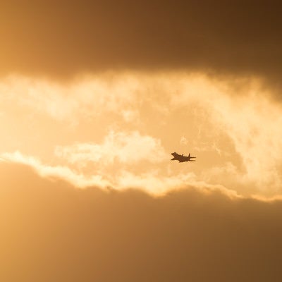 雲分かち現れる鋼鉄の鷲（F-15）の写真