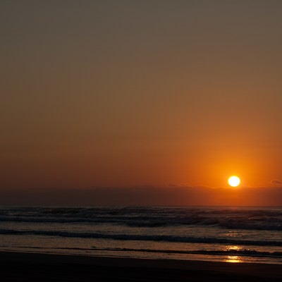 日本海に沈む夕日の写真