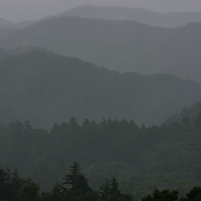 雨に煙る山並みの写真
