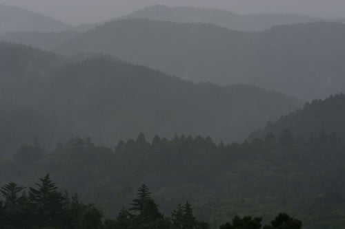 雨に煙る山並みの写真