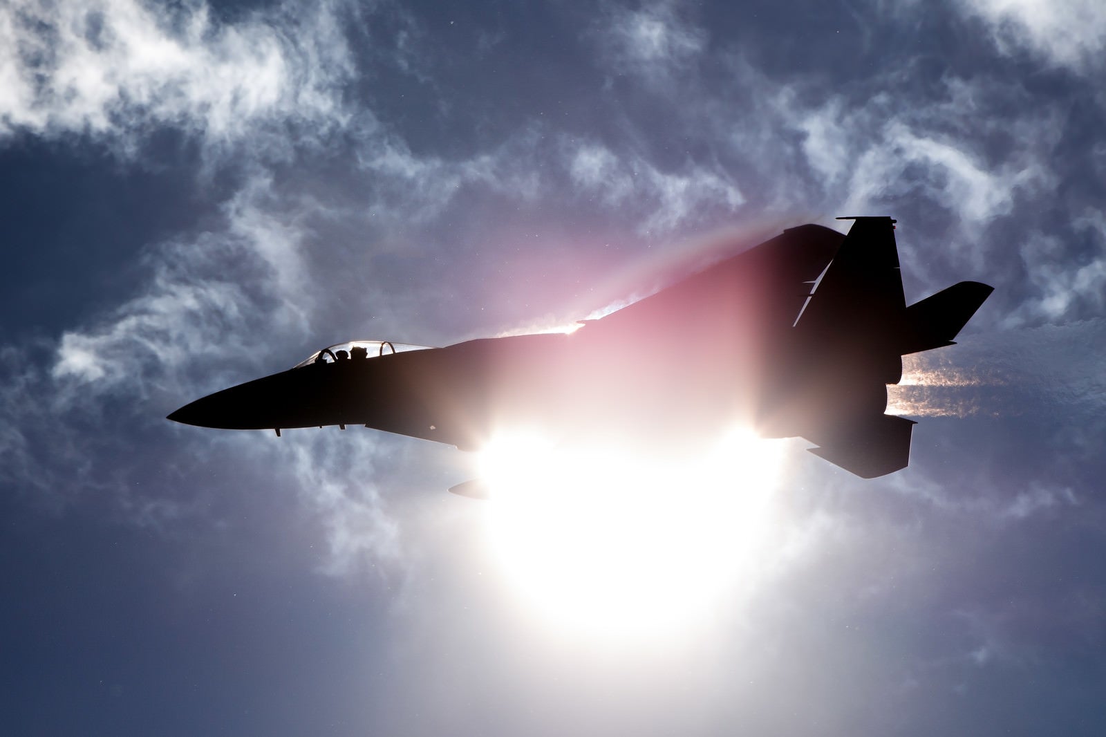 「太陽と重なるF-15（306飛行隊）」の写真