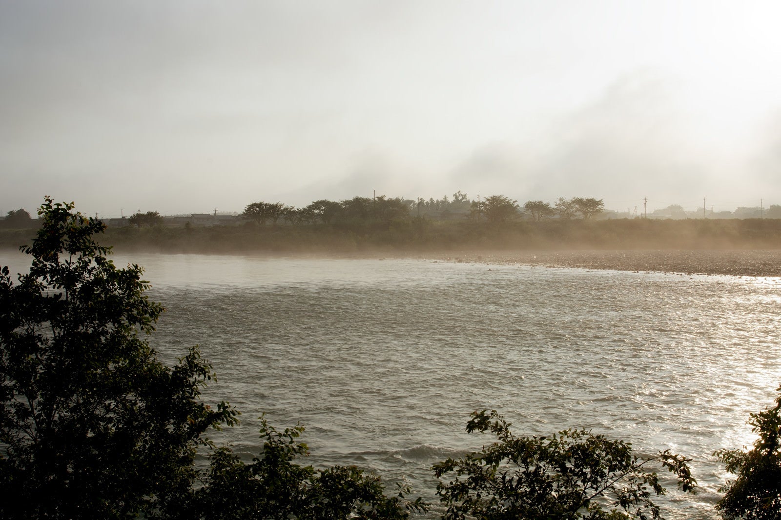 「朝靄に霞む河川」の写真