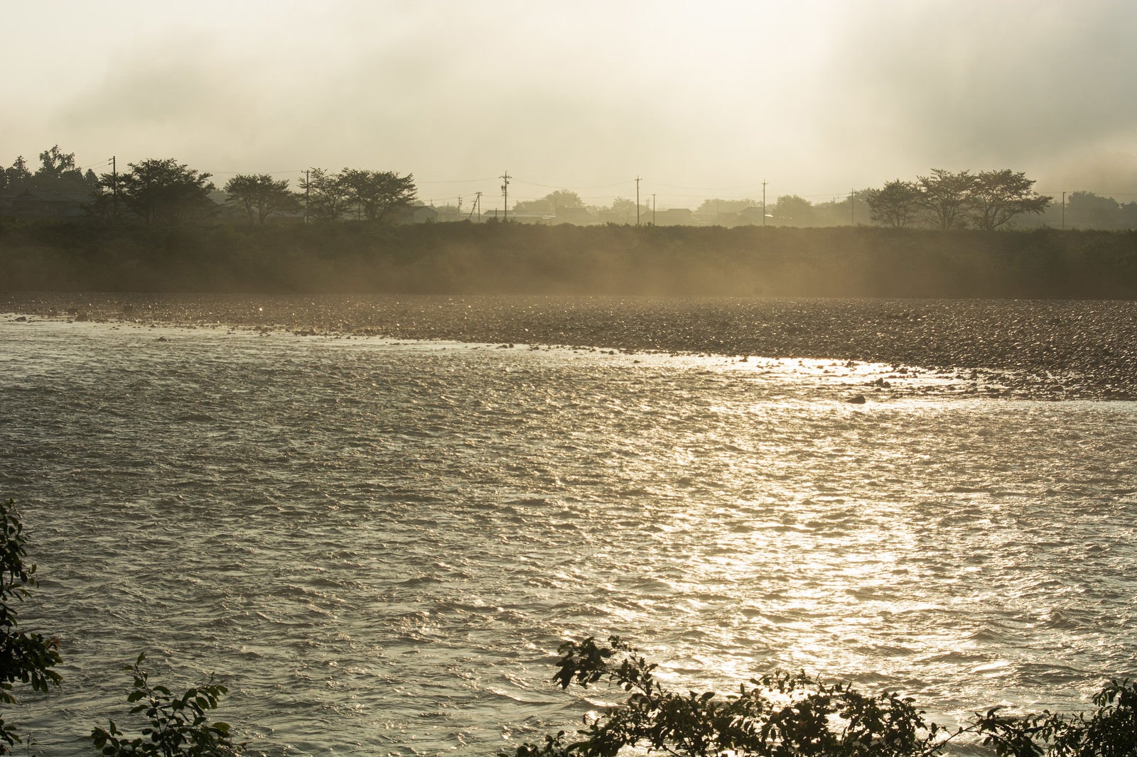 「朝靄と朝日にきらめく川面 　」の写真