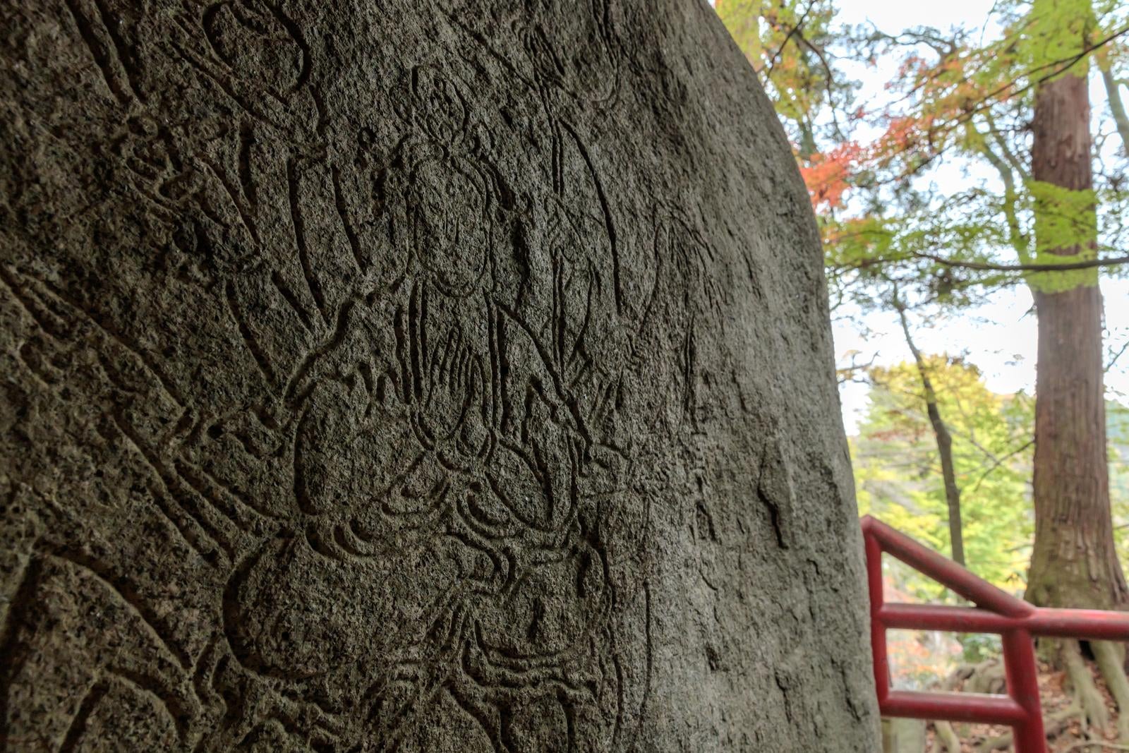 「三十三観世音の彫刻と岩角山岩角寺」の写真