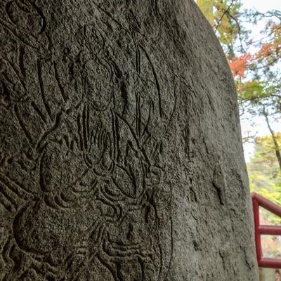 三十三観世音の彫刻と岩角山岩角寺の写真