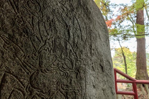 三十三観世音の彫刻と岩角山岩角寺の写真