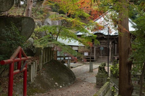 岩角寺の神聖なるお堂の写真