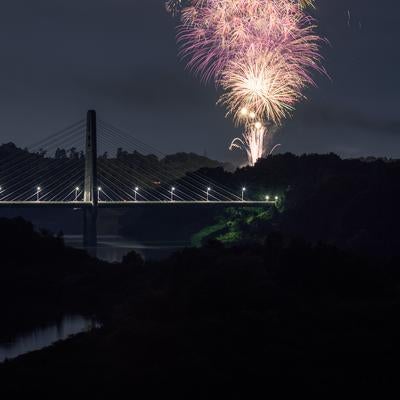 三春町の打ち上げ花火と三春大橋の写真