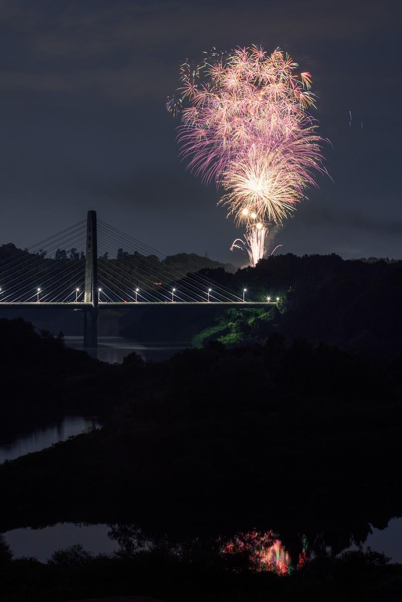 「三春町の打ち上げ花火と三春大橋」の写真