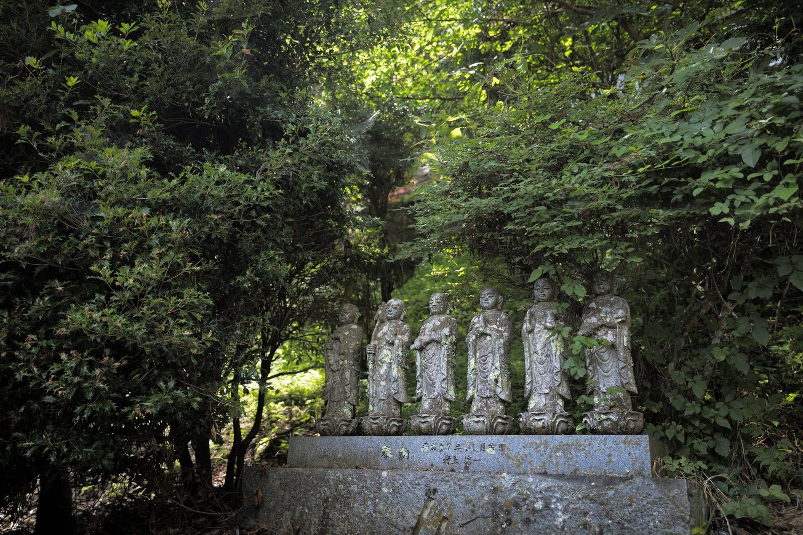 「堂山満福寺の境内と地蔵」の写真