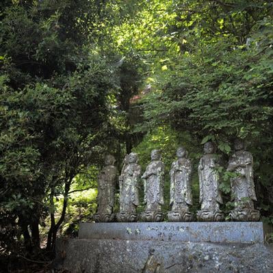 堂山満福寺の境内と地蔵の写真