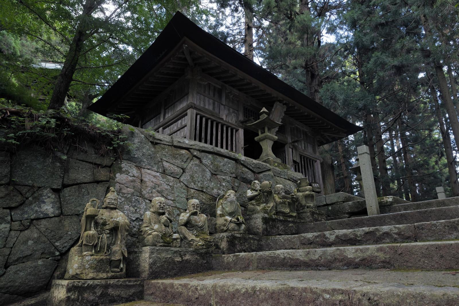 「東堂山満福寺の、石段に並ぶ羅漢の石像」の写真