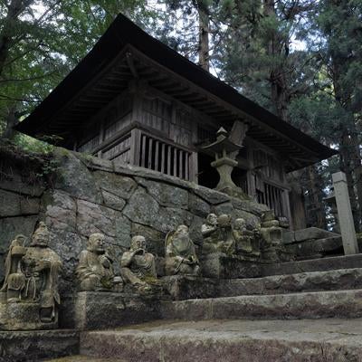 東堂山満福寺の、石段に並ぶ羅漢の石像の写真