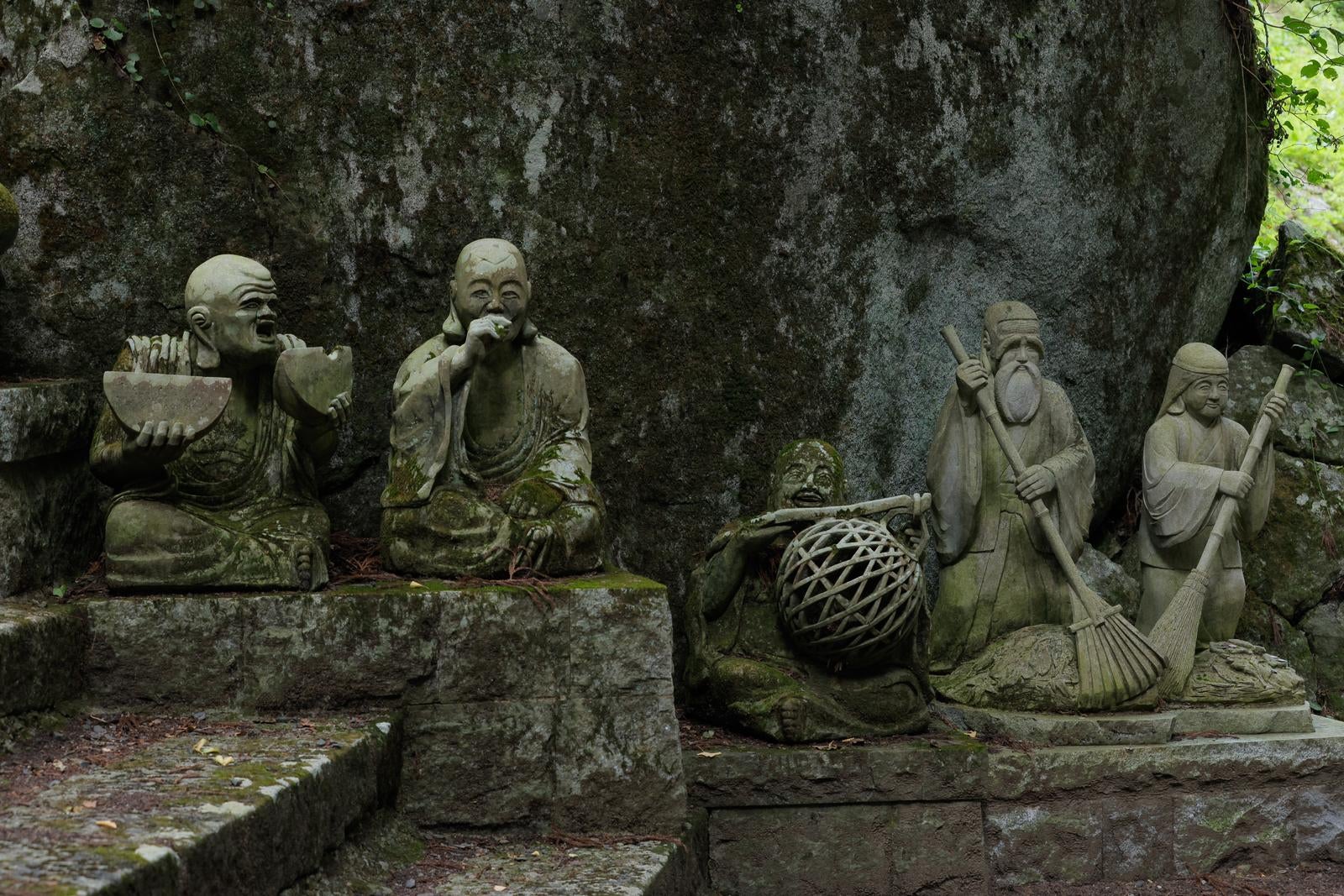 「様々な表情を持つ東堂山満福寺の石像」の写真