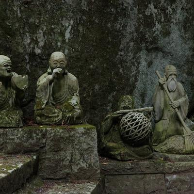 様々な表情を持つ東堂山満福寺の石像の写真