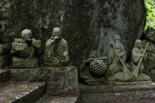 様々な表情を持つ東堂山満福寺の石像の写真