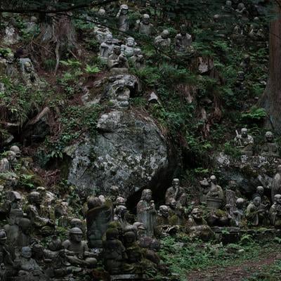 東堂山満福にあふれる羅漢の石像の写真