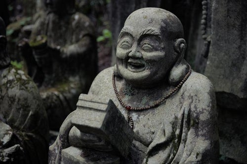 ニヤリと笑う東堂山満福寺の羅漢石像の写真
