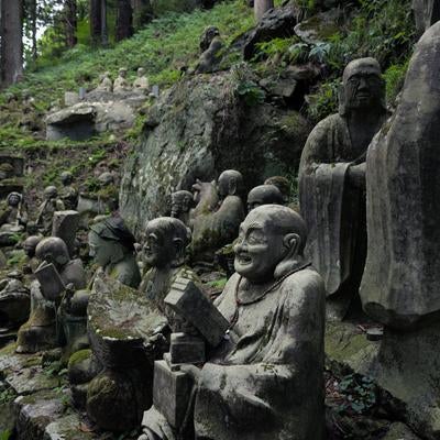東堂山満福寺の境内に結集する羅漢の石像の写真