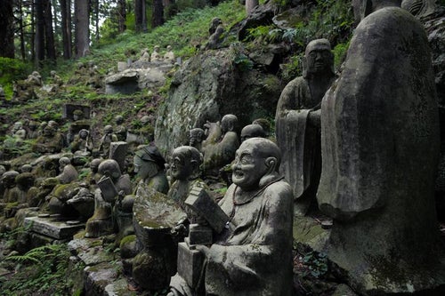 東堂山満福寺の境内に結集する羅漢の石像の写真