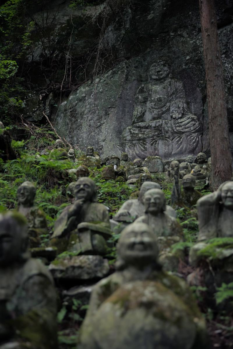 「羅漢石像の結集と東堂山満福寺のお釈迦様」の写真