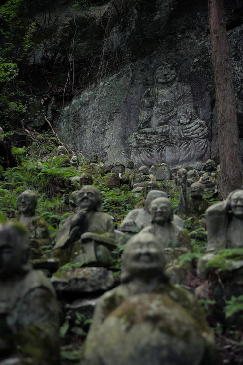 羅漢石像の結集と東堂山満福寺のお釈迦様の写真