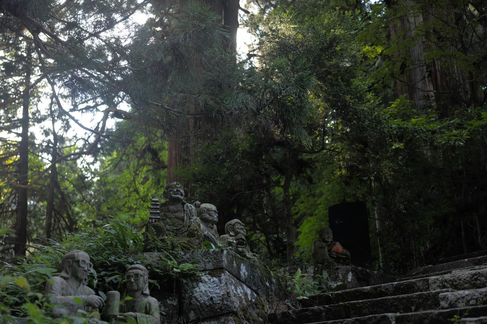 「東堂山満福寺の境内と羅漢石像」の写真