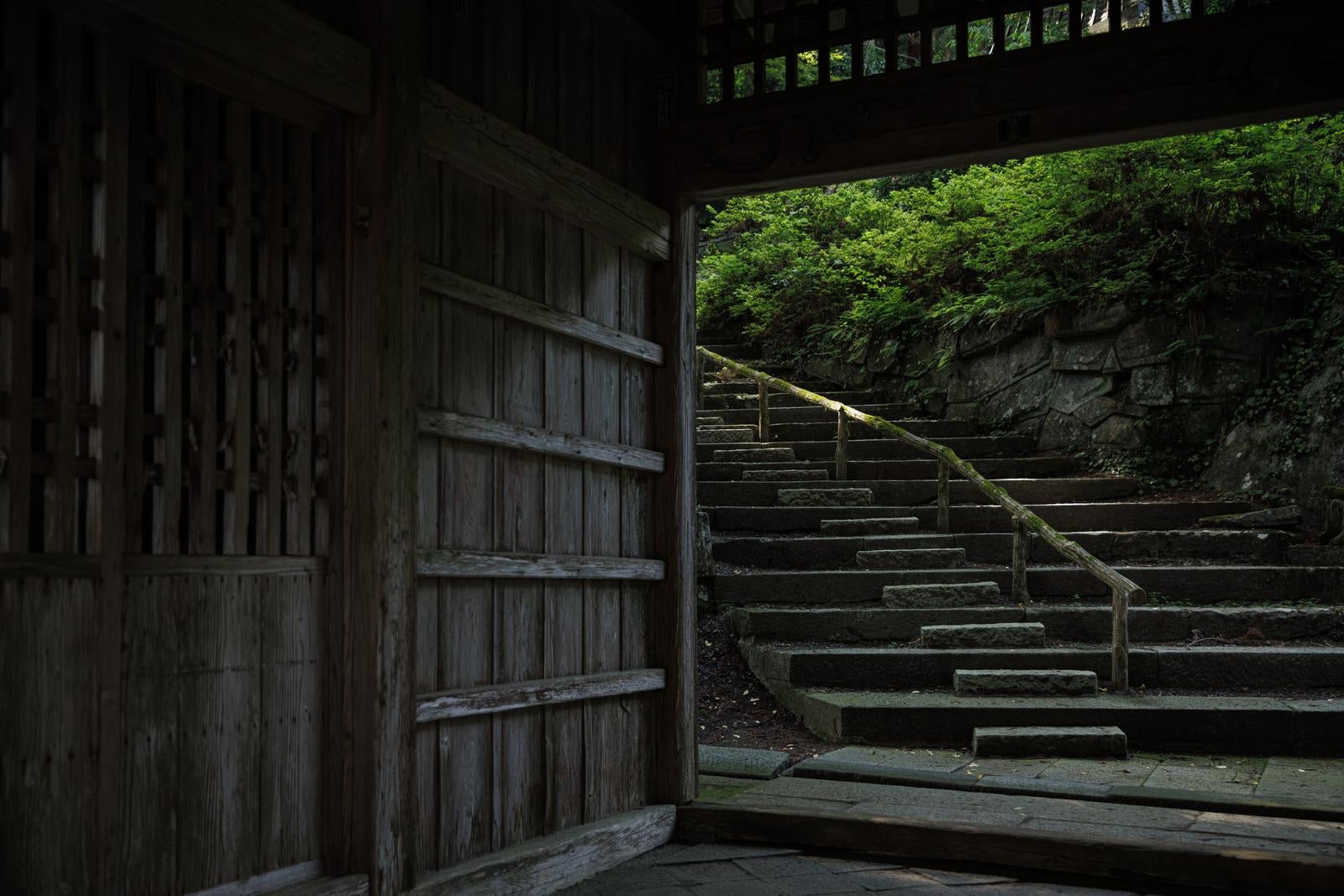 「東堂山満福寺の門から続く石段」の写真