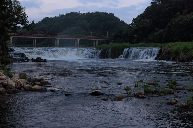 玉川村の乙字ヶ滝、赤い乙字橋と滝壺の景観